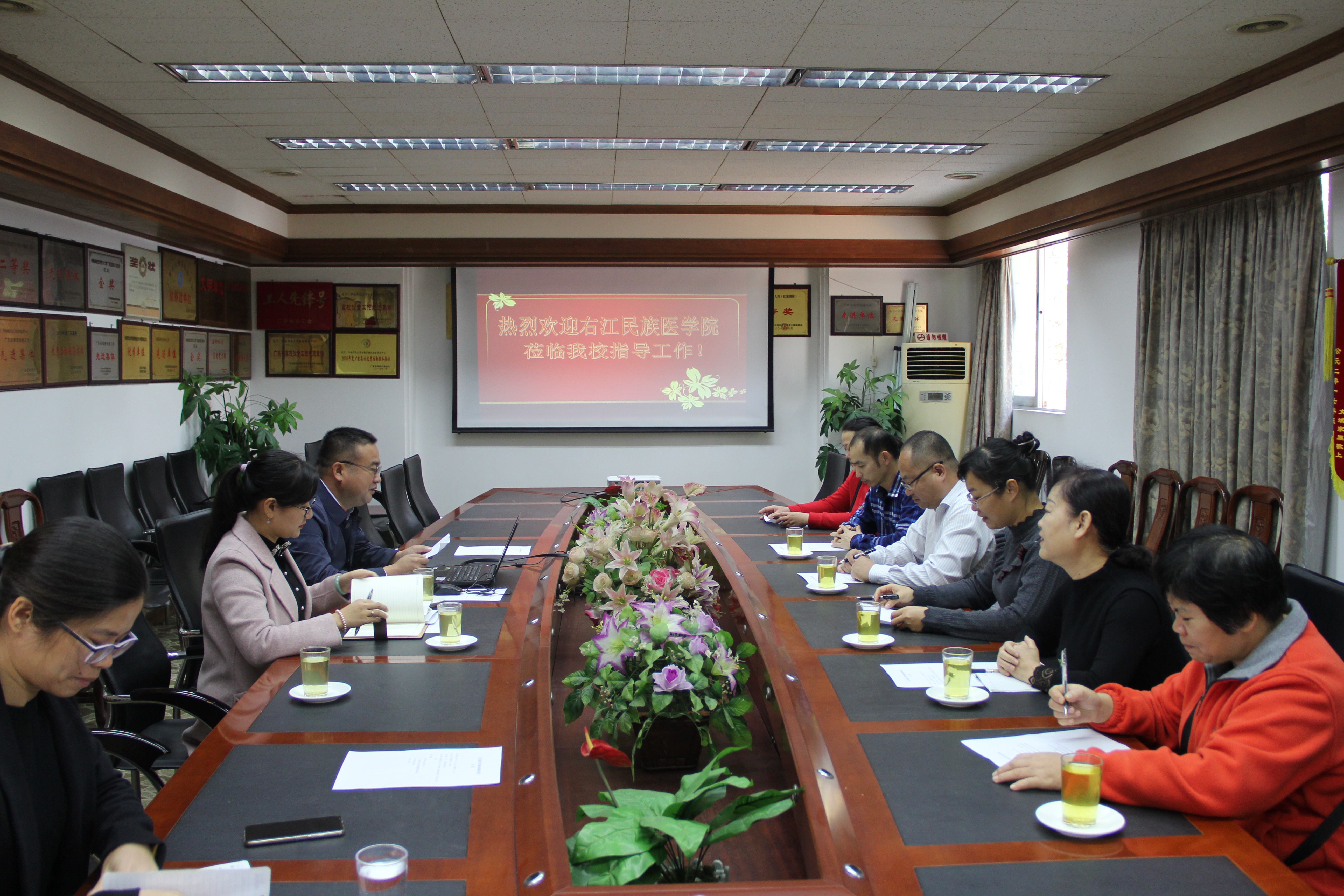 右江民族医学院一行到我校调研后勤工作
