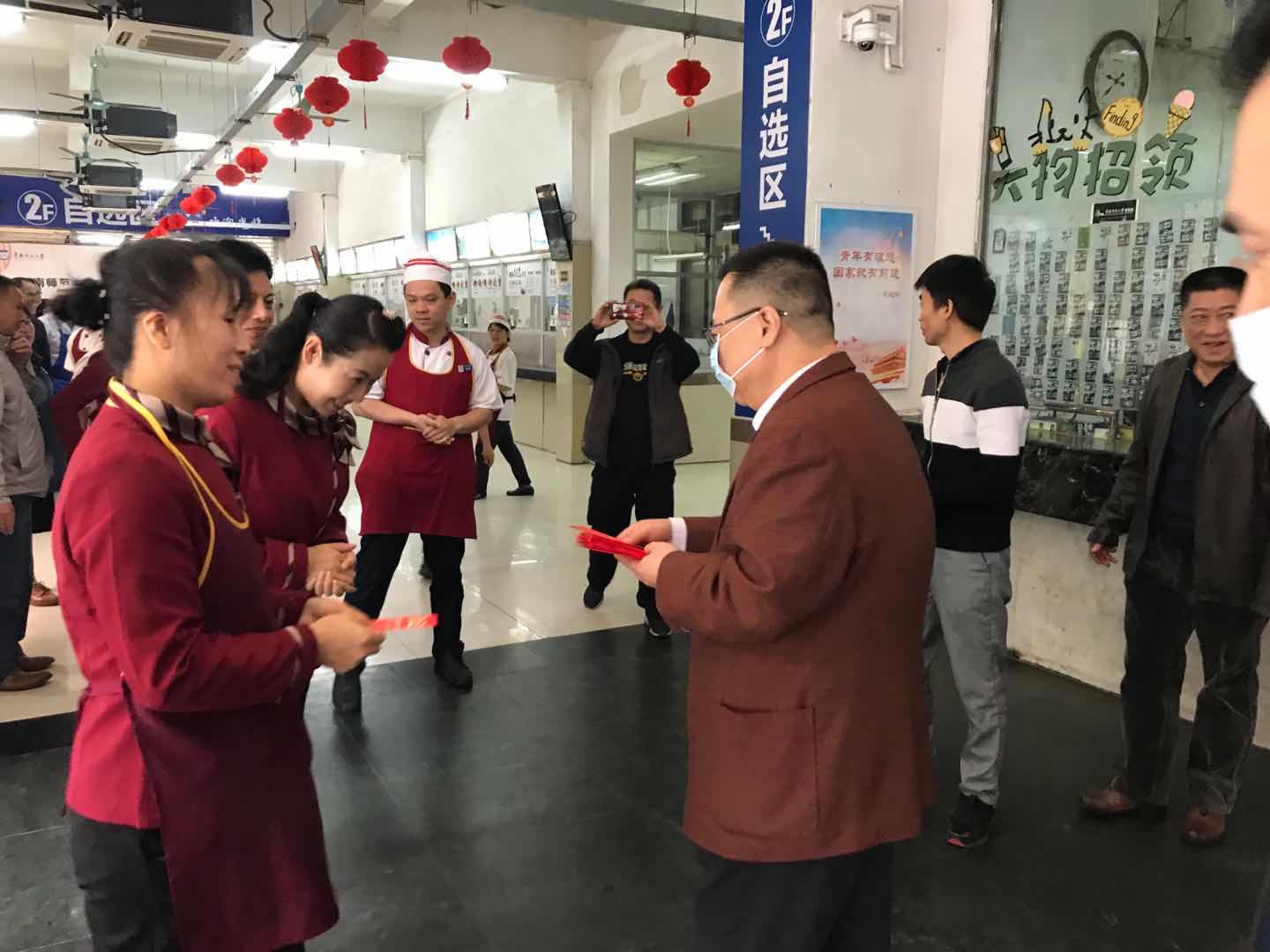 大年初一校党委朱孔军书记慰问后勤一线员工