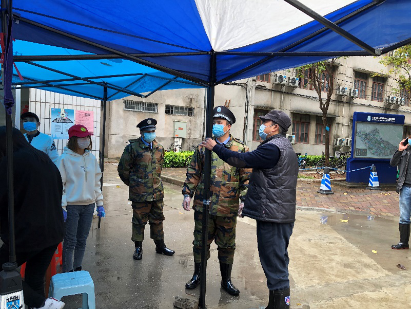 何景陶副校长率队检查石牌校区雨后疫情防控安全工作