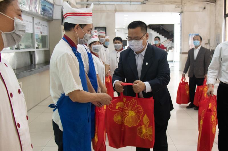 学校党委书记朱孔军慰问食堂一线员工