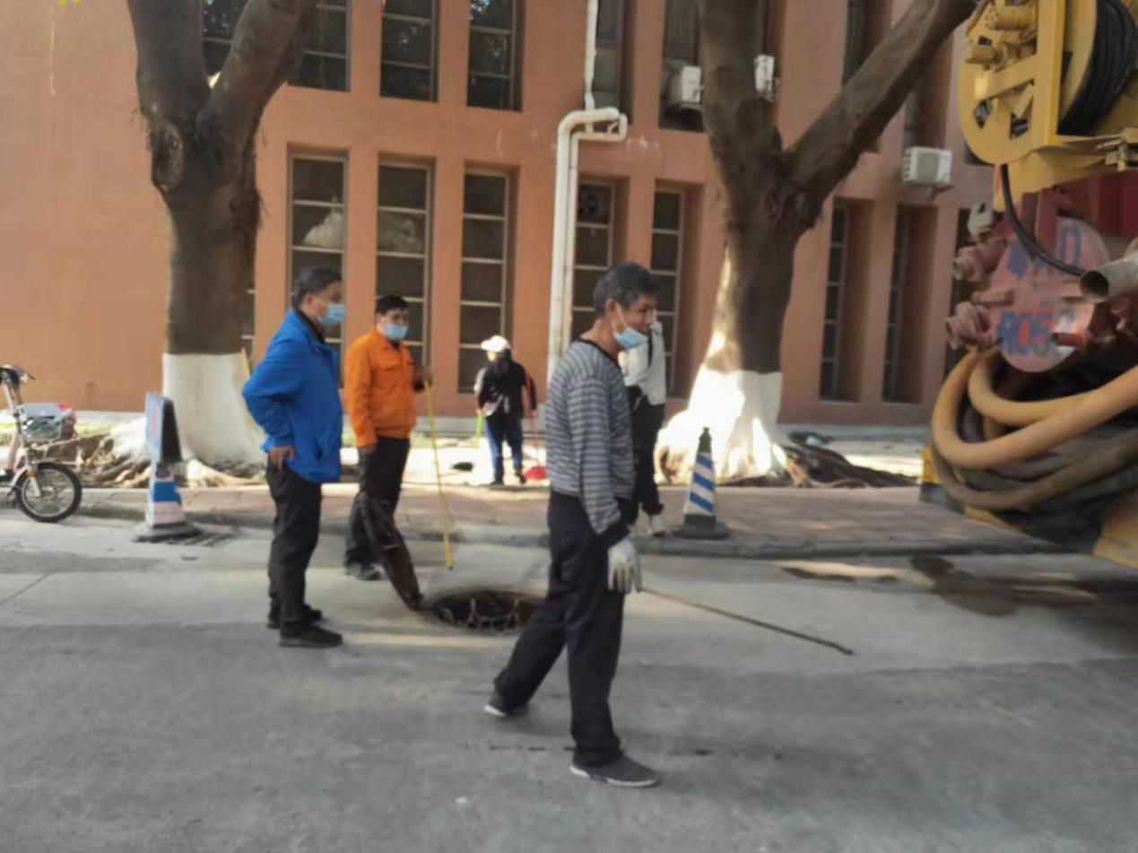 服务无小事，平凡显担当 ——记物业中心及时疏通维修排污管道