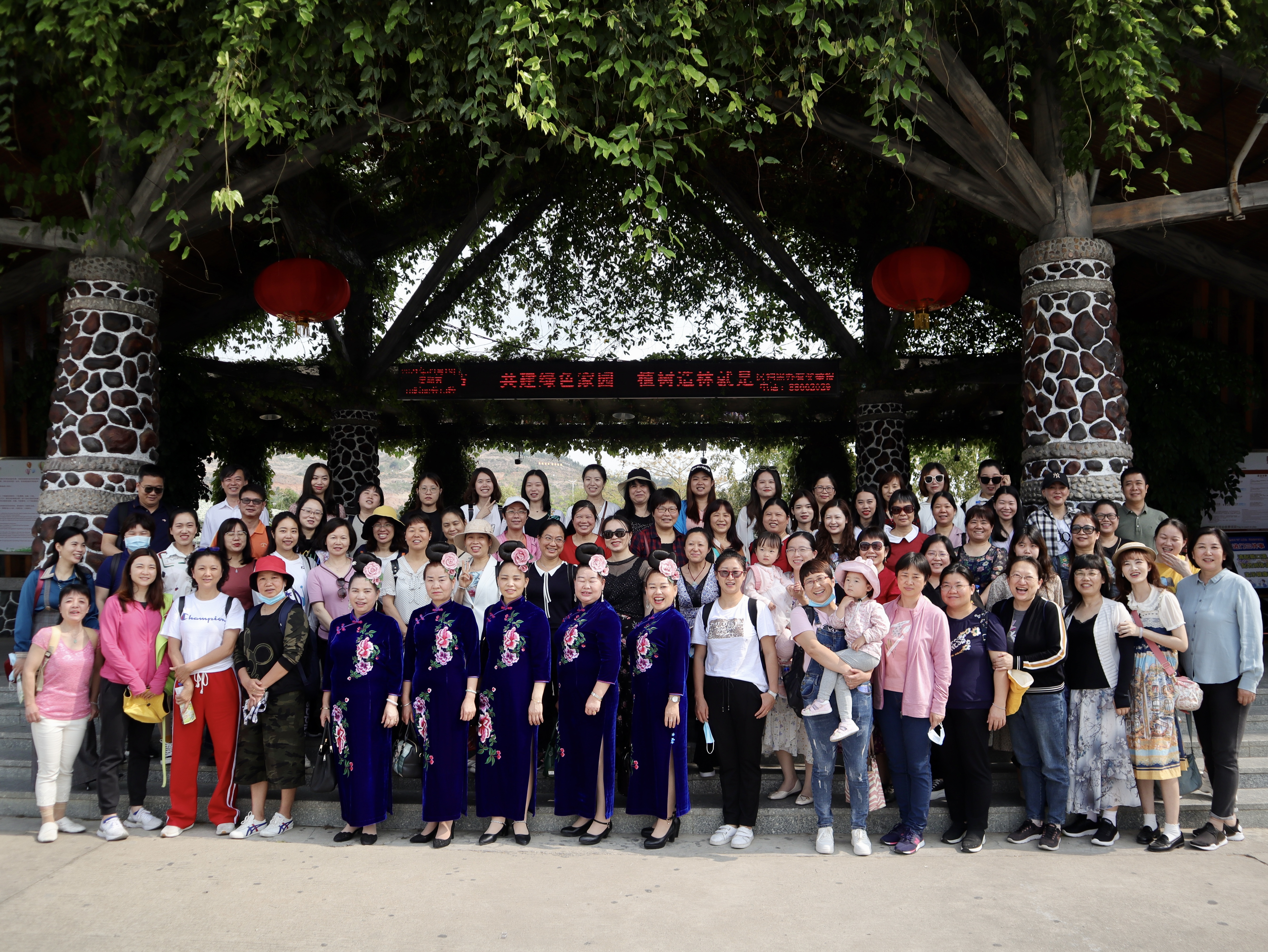 沐浴花海  重拾童趣 ——后勤部门工会组织开展庆“三八”妇女节活动