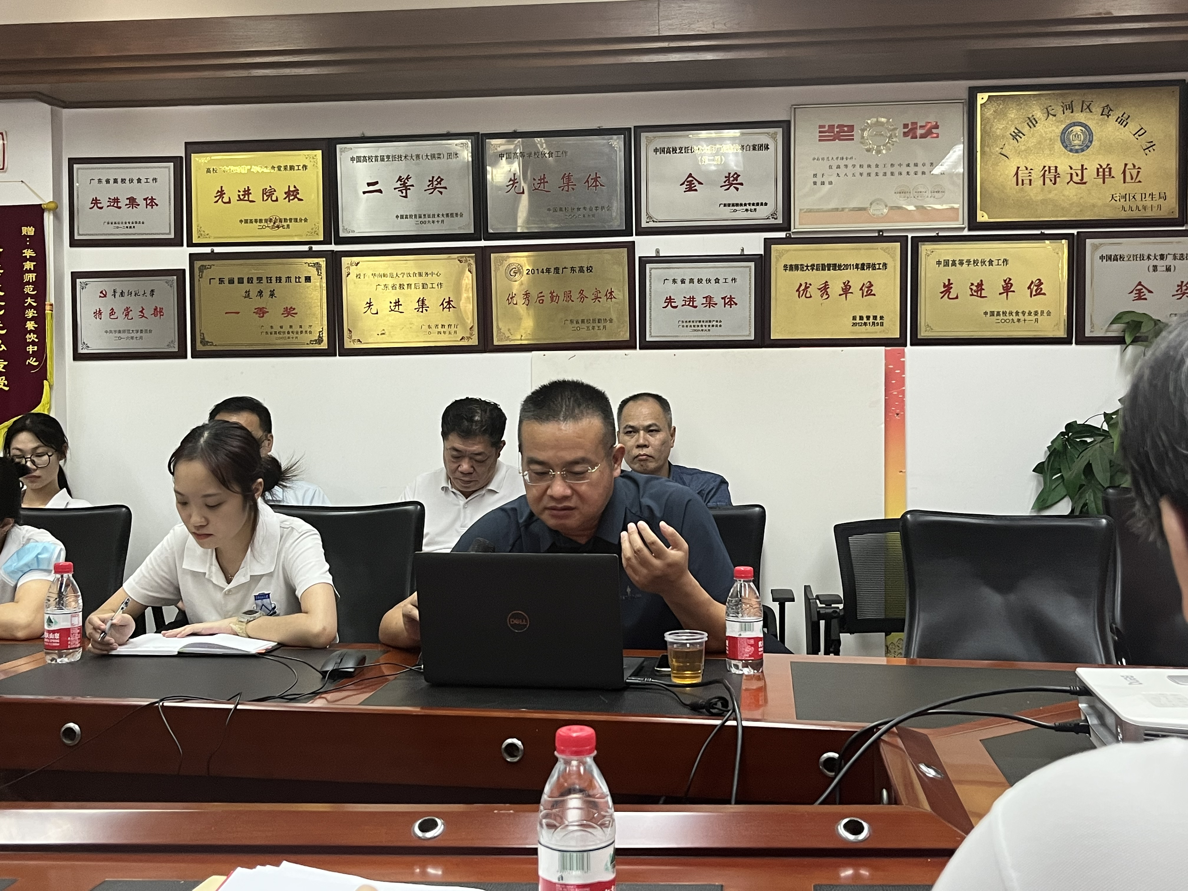 后勤党委副书记丁纯到饮服中心讲党课