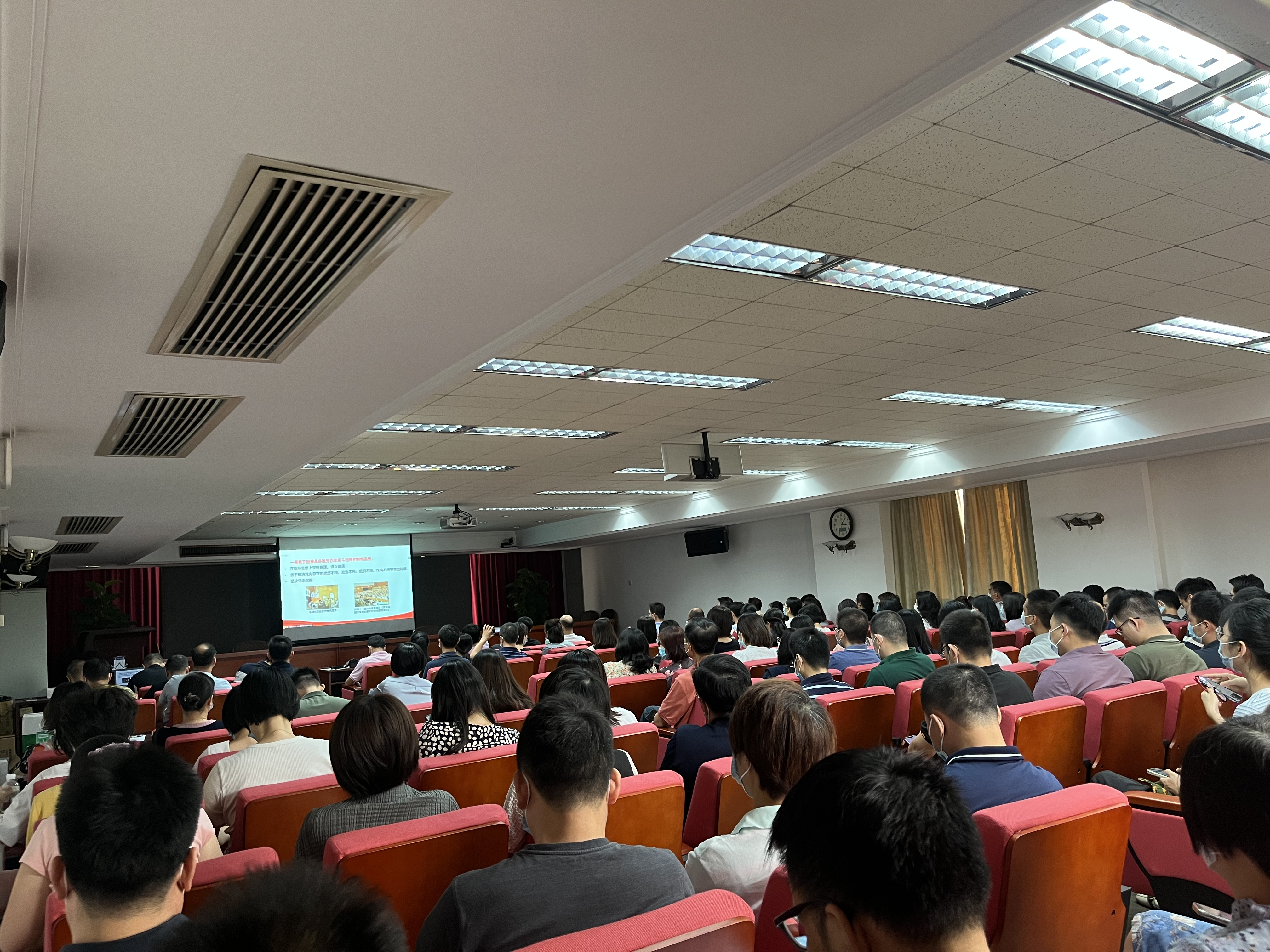 后勤党委集中收看纪律教育专题报告会