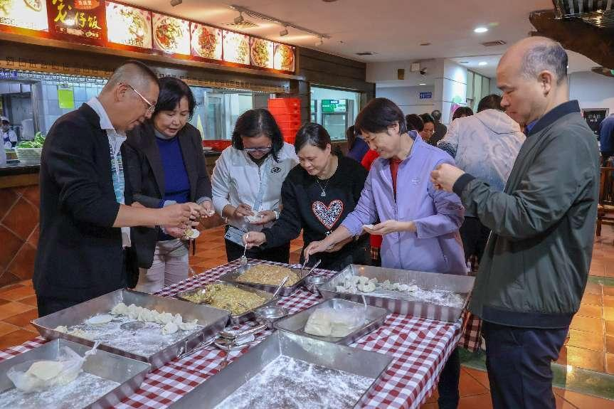 情暖后勤  爱在华师——后勤部门工会举办“包饺子，猜成语，迎新年”活动