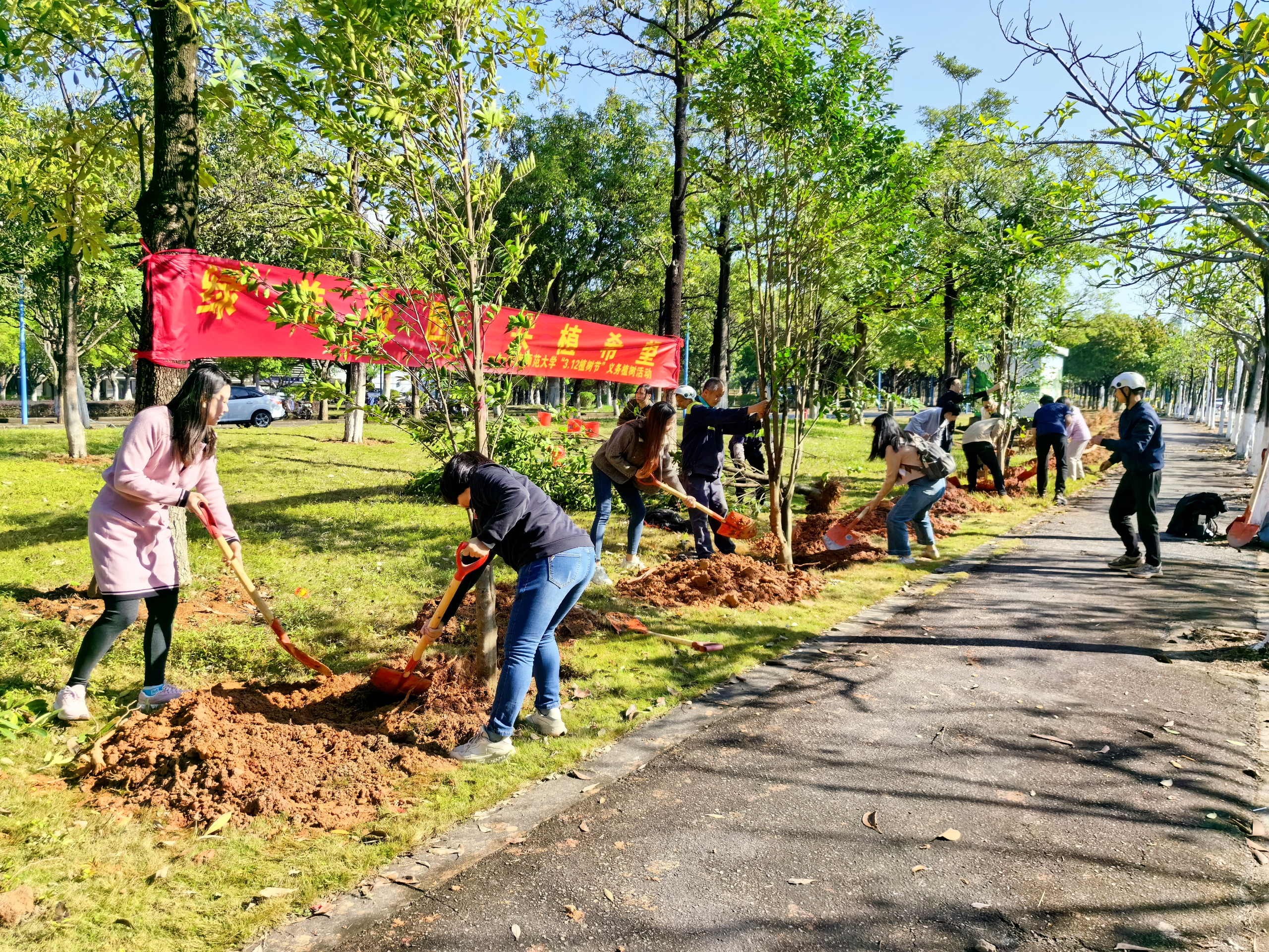 “绿美校园，种植希望”----大学城校园开展植树节义务植树活动
