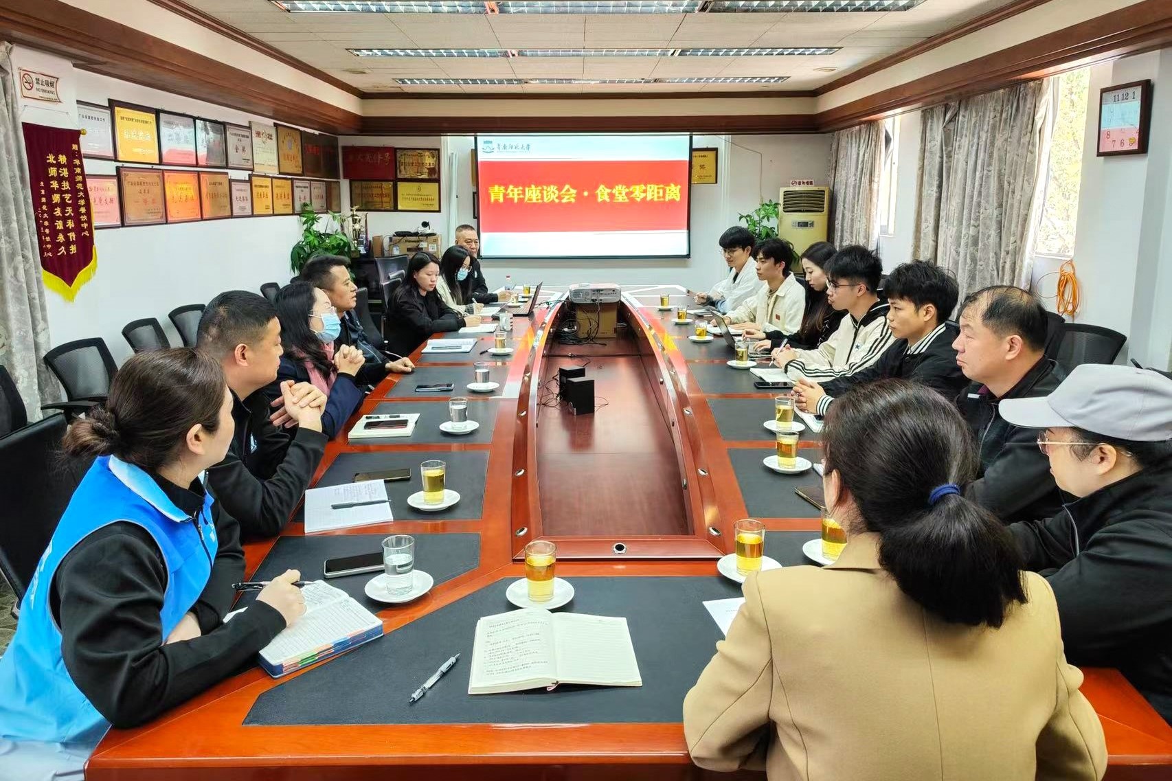 聚焦餐饮质量，共话餐桌未来——饮食服务中心组织开展青年座谈会