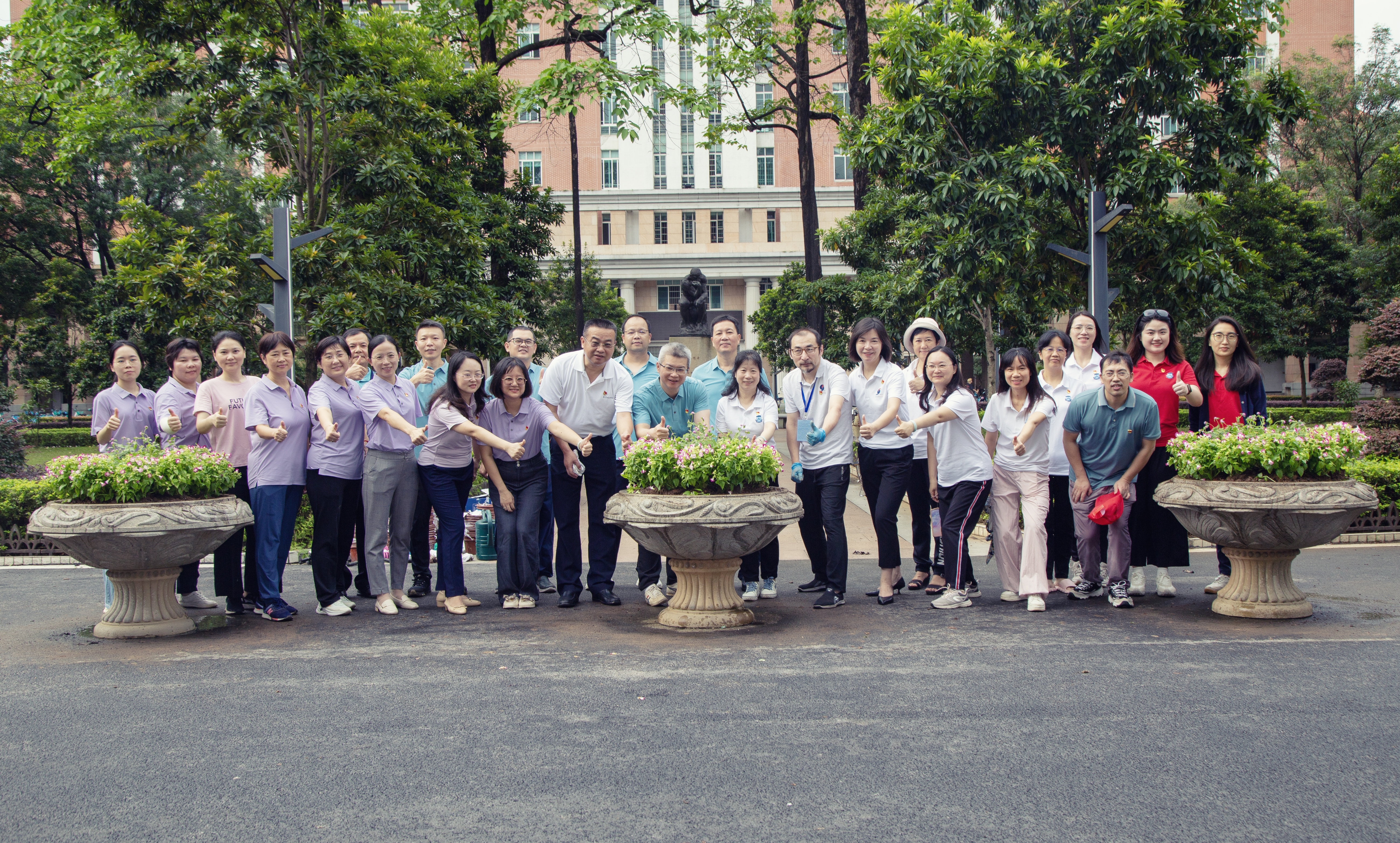 “绿美校园、共植希望”——后勤石牌小机关党支部联合图书馆党总支开展美化校园主题党日活动