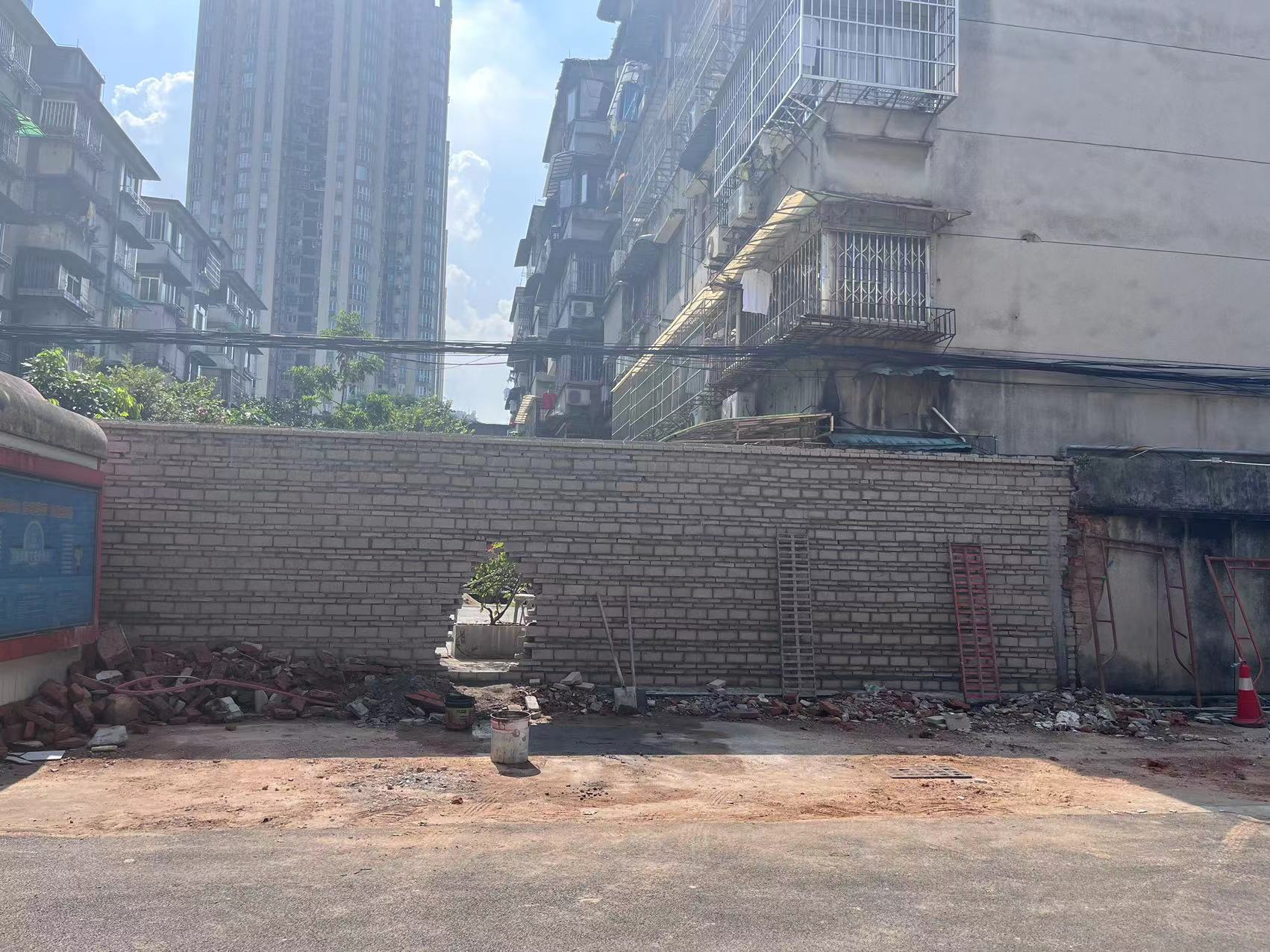 聚焦民生实事，修缮加固危墙——后勤协同街道、居委排查处理石牌校园西区危墙