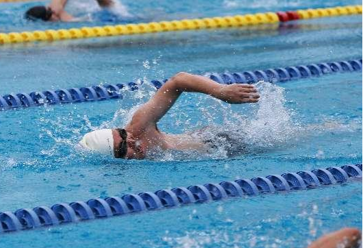 凝心聚力“泳”往直前——后勤部门工会参加2024年教职工游泳比赛暨达标活动