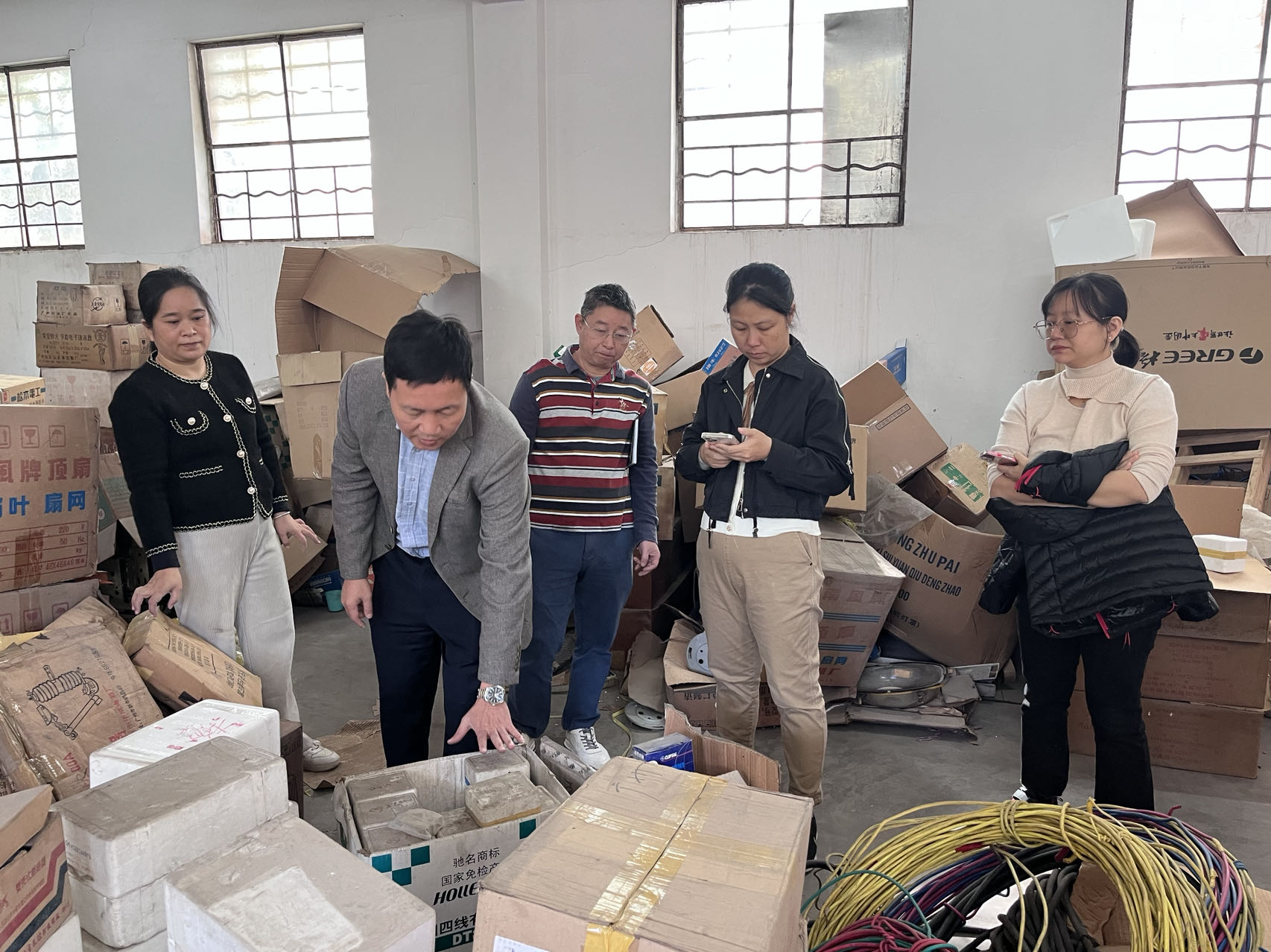 齐心协力搬新“家” ——水电中心顺利完成办公场所和仓库搬迁工作