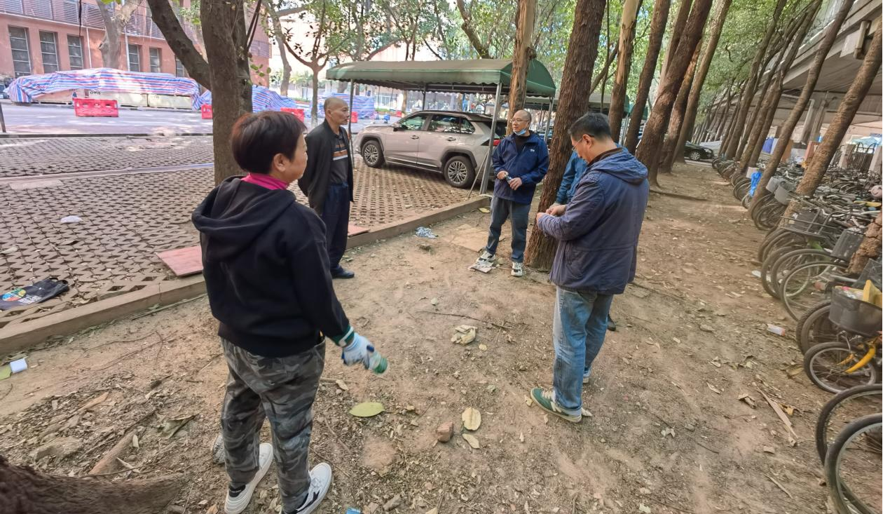 物业中心开展“清废”行动