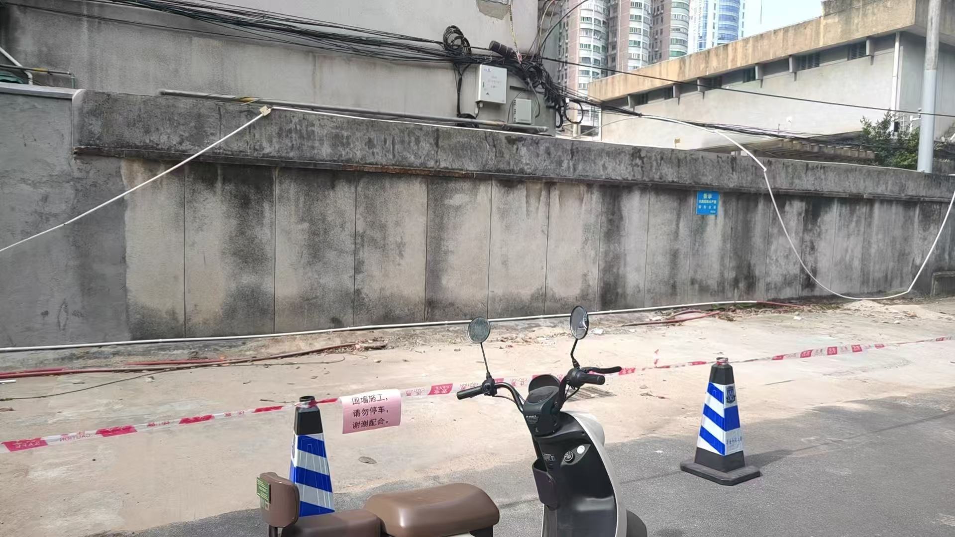 老旧围墙存隐患，修缮排危暖民心