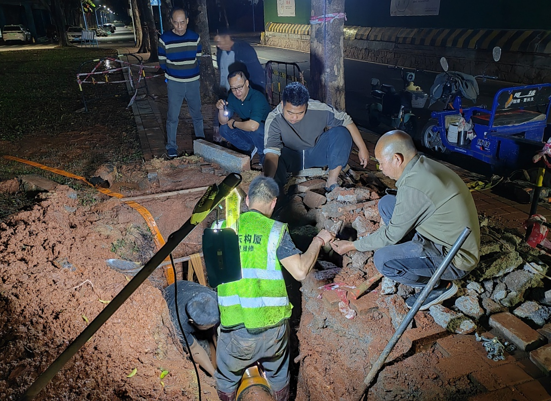 连夜抢修爆管险情，护航维稳校园秩序