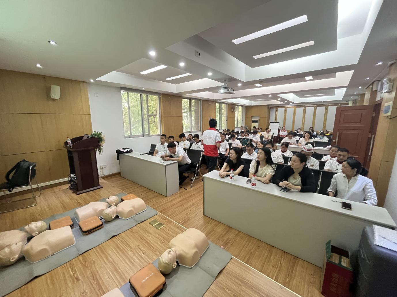 学急救技能 护生命安全—华南师范大学餐饮服务保障单位参加“急救培训”