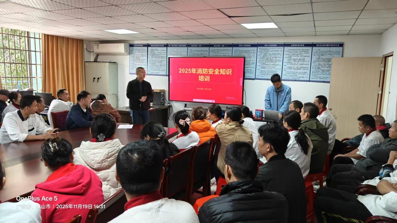 校园食堂消防大练兵 筑牢餐饮安全防线 ——饮食服务中心开展2025年度消防培训演练
