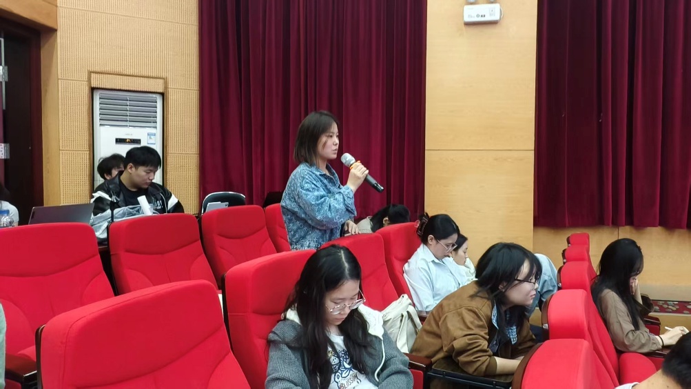 一群人在房间里的沙发 低可信度描述已自动生成