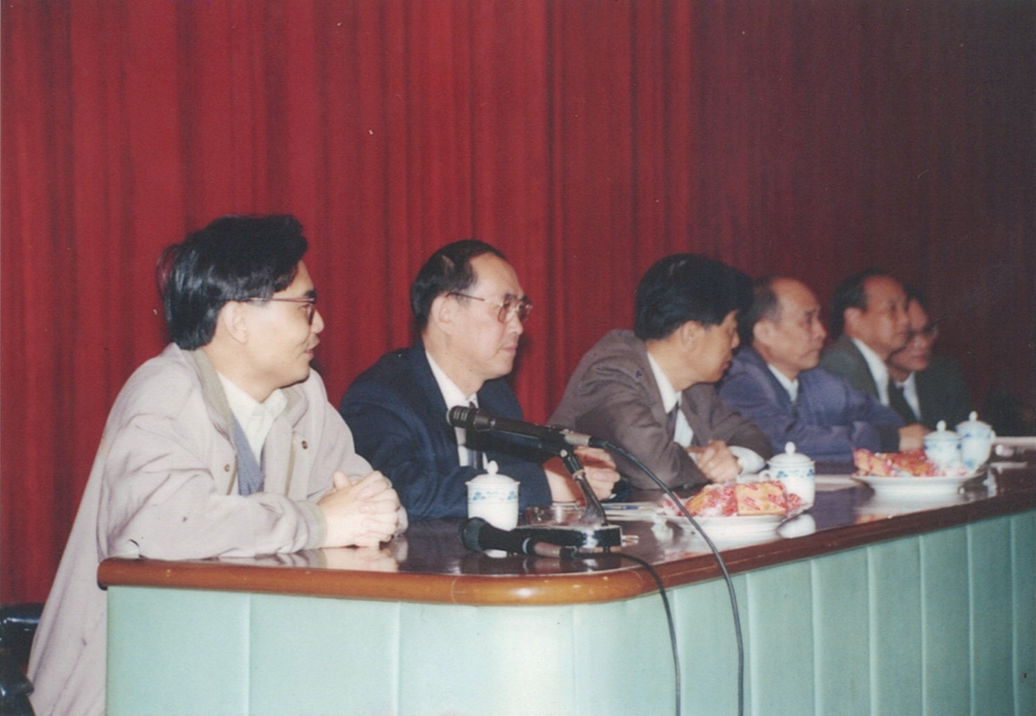 1993年佛山市政府小礼堂专家领证会2.jpg