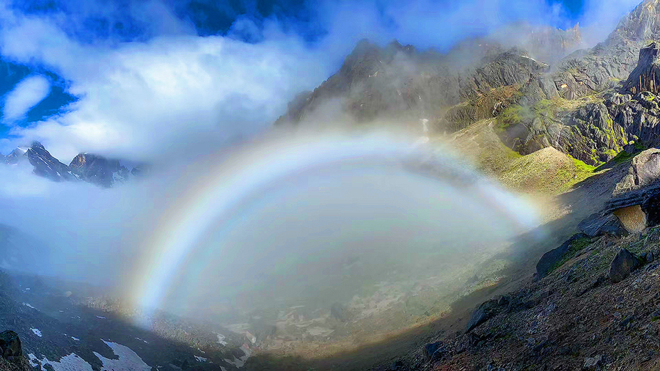 3 虹雾缠峦绘绮梦.jpg