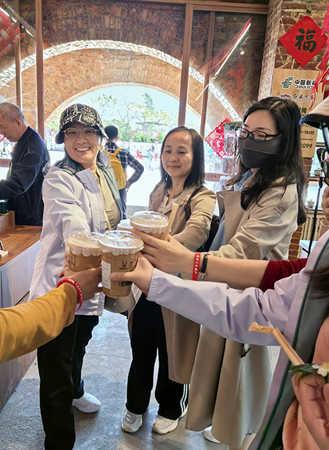 妇女节春游：英德红旗茶厂女教工合照3.jpg