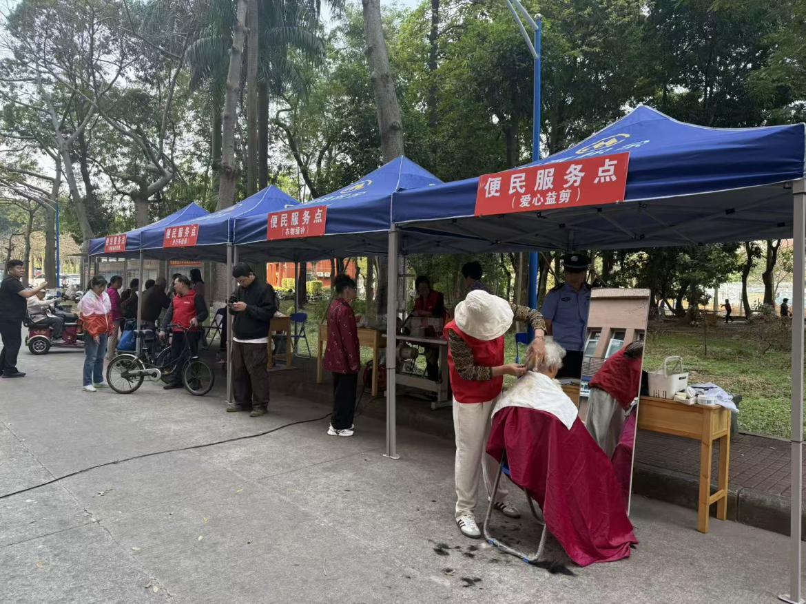 学雷锋月办实事 便民服务暖人心 