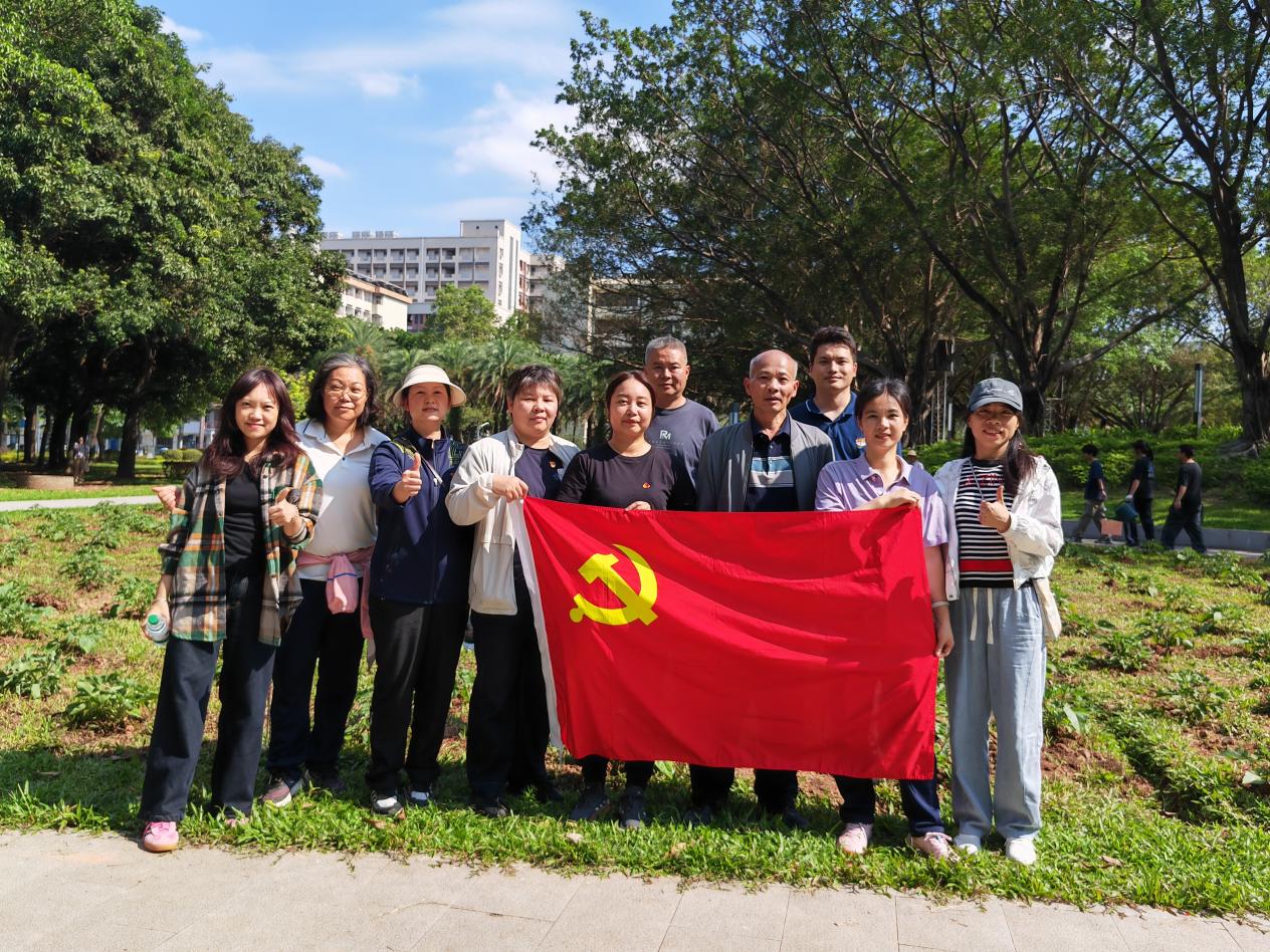 物业中心党支部开展“践初心添新绿 筑美丽校园”主题党日活动
