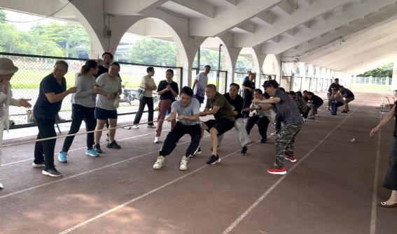 物业中心与宿管中心联合举办拔河活动