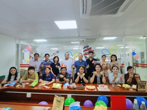 宿管中心举办上半年职工集体生日会