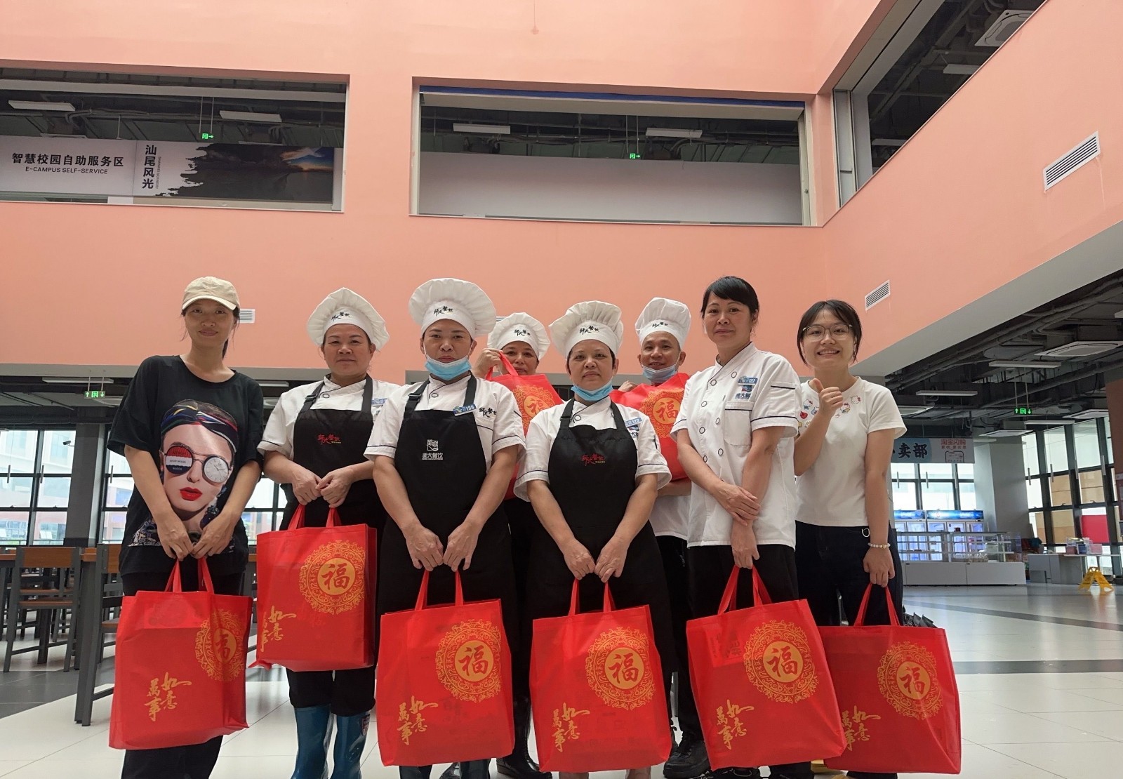 后勤部门工会组织开展端午职工慰问活动