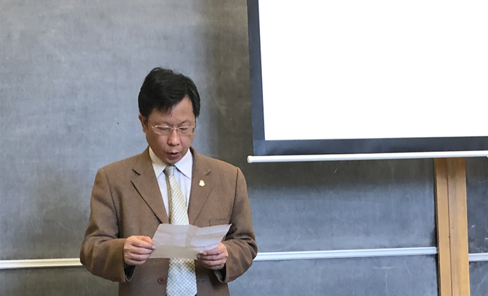 教务处熊建文处长宣读学校授予毕业生学士学位的决定ok700.jpg