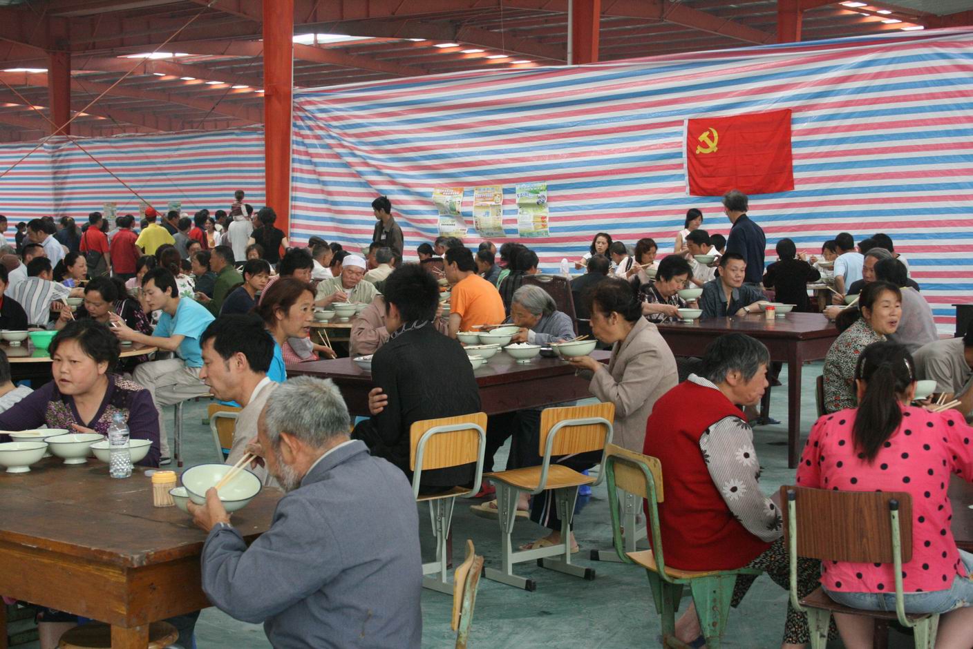 某个救助站的难民们在共进午餐