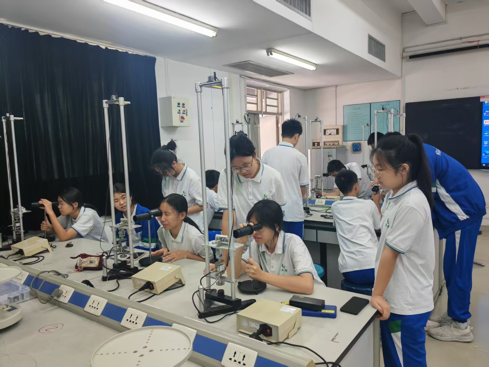 学校举办第二届“未来科学家之路”研学活动