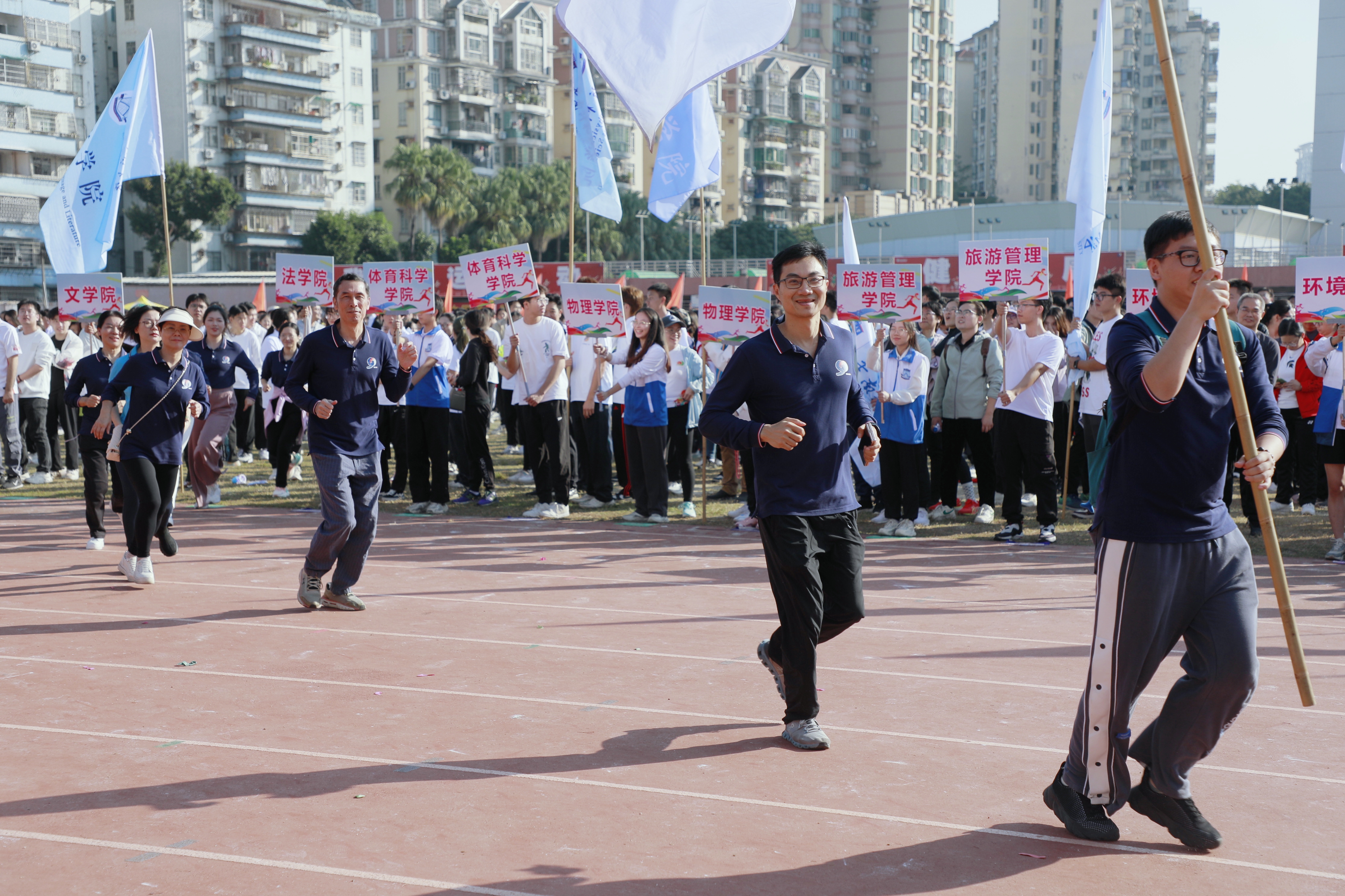 图2：杨晓生书记带领法学院工会进行环校跑.jpg