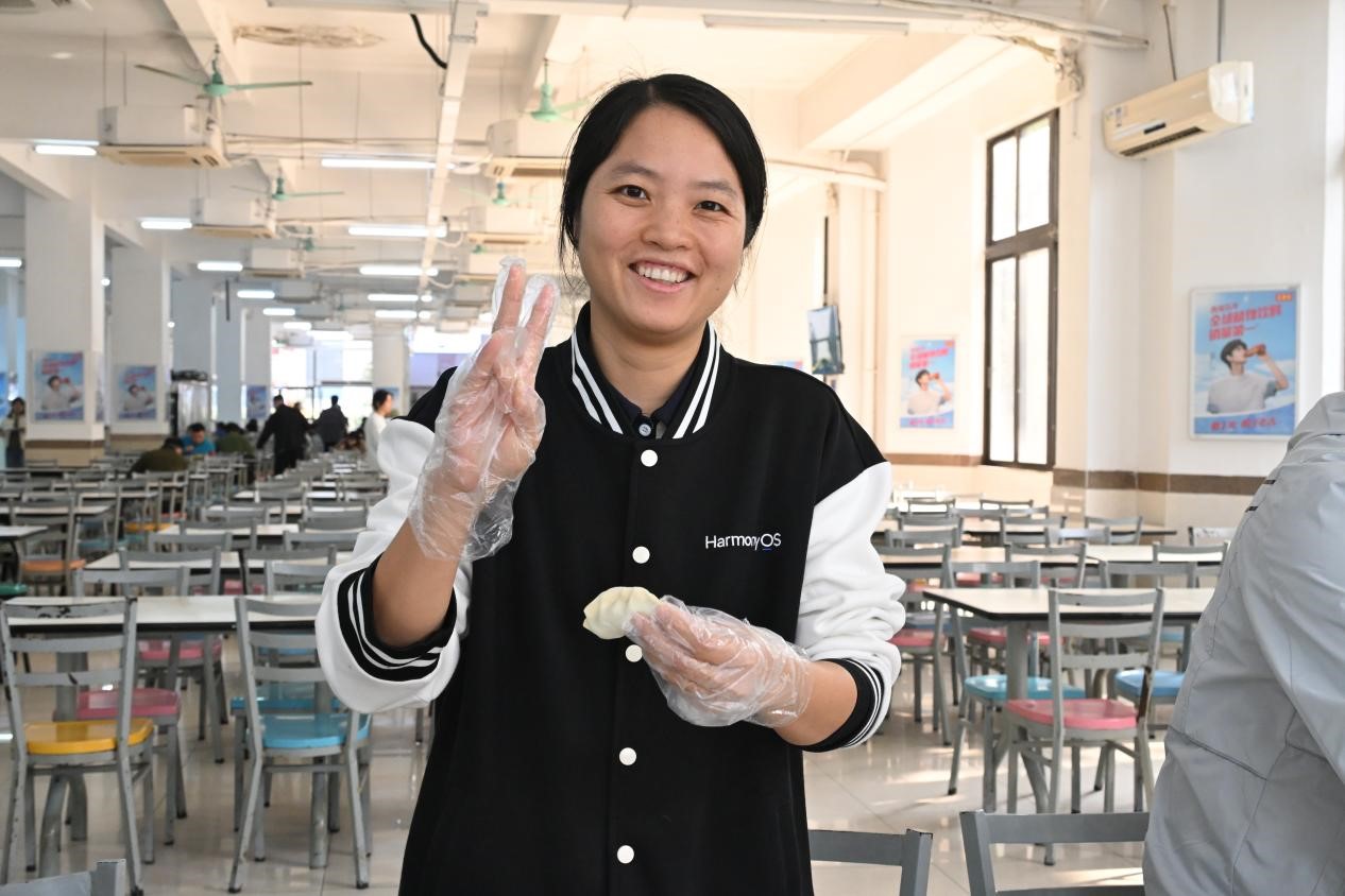 教职工共包饺子3.jpg