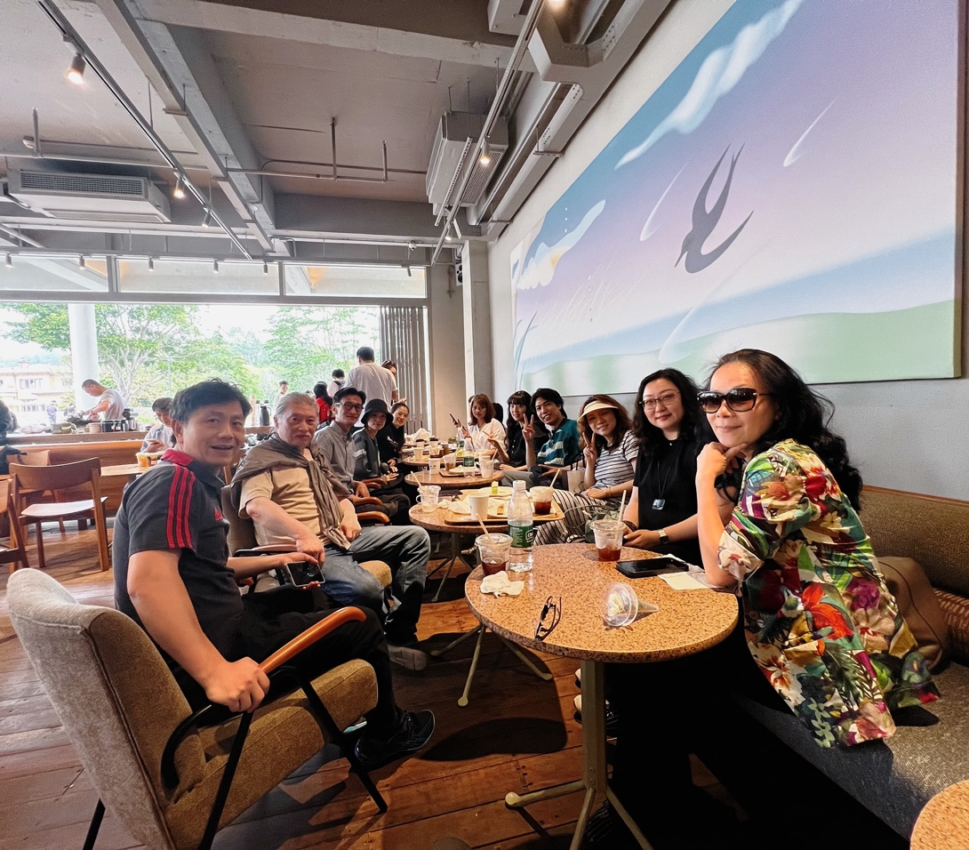 人们围坐在桌子前 中度可信度描述已自动生成