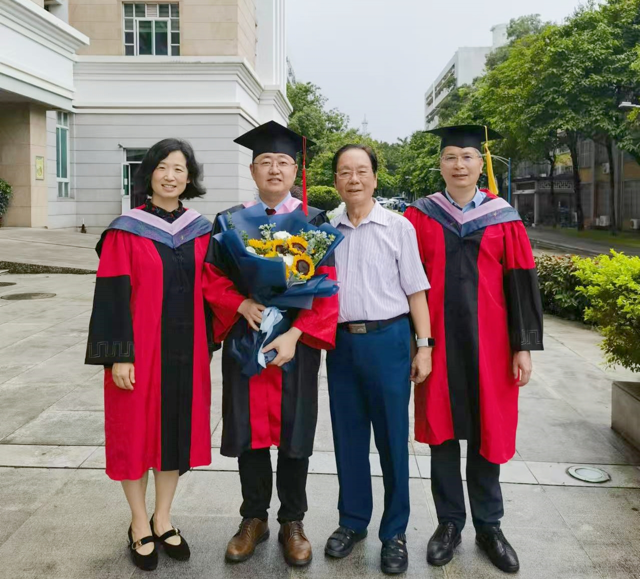 6.田雪松（左二）博士研究生毕业照.jpg