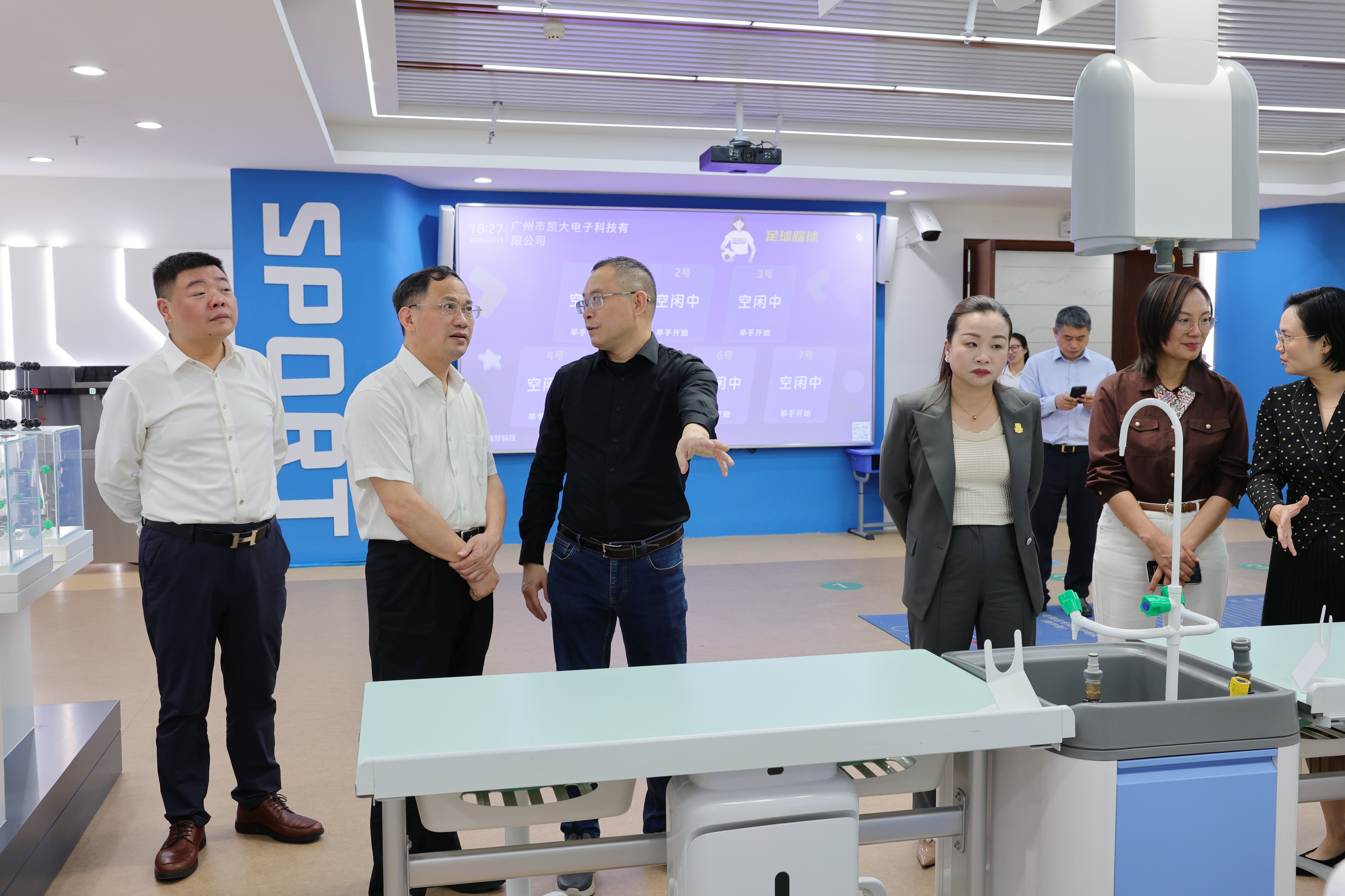 校党委常委、副校长阳成伟带队赴校友企业开展访企拓岗1 (2).jpg