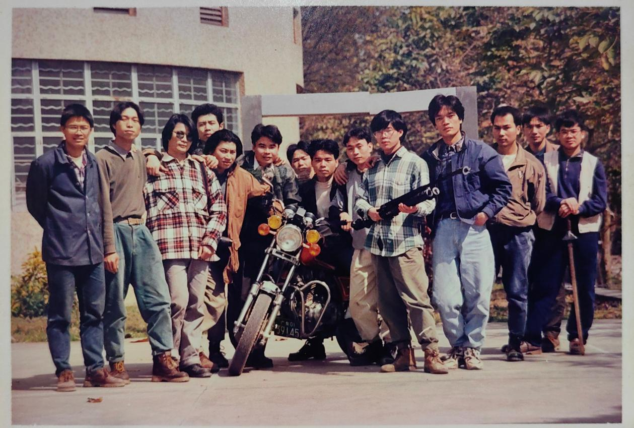 美院96届本科往日合影 (2).png