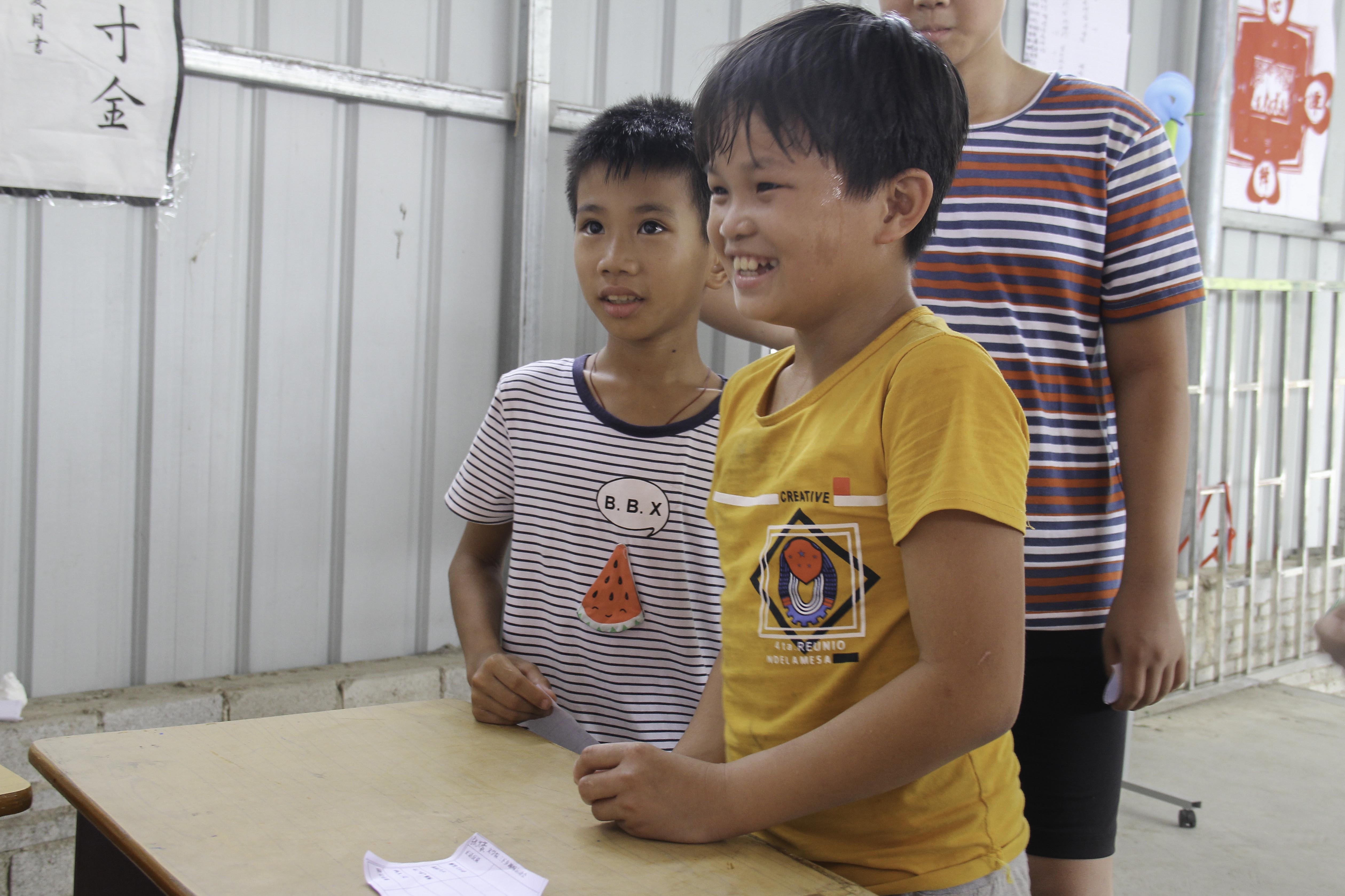 2 孩子们正在玩“祝福声声”游戏.jpg