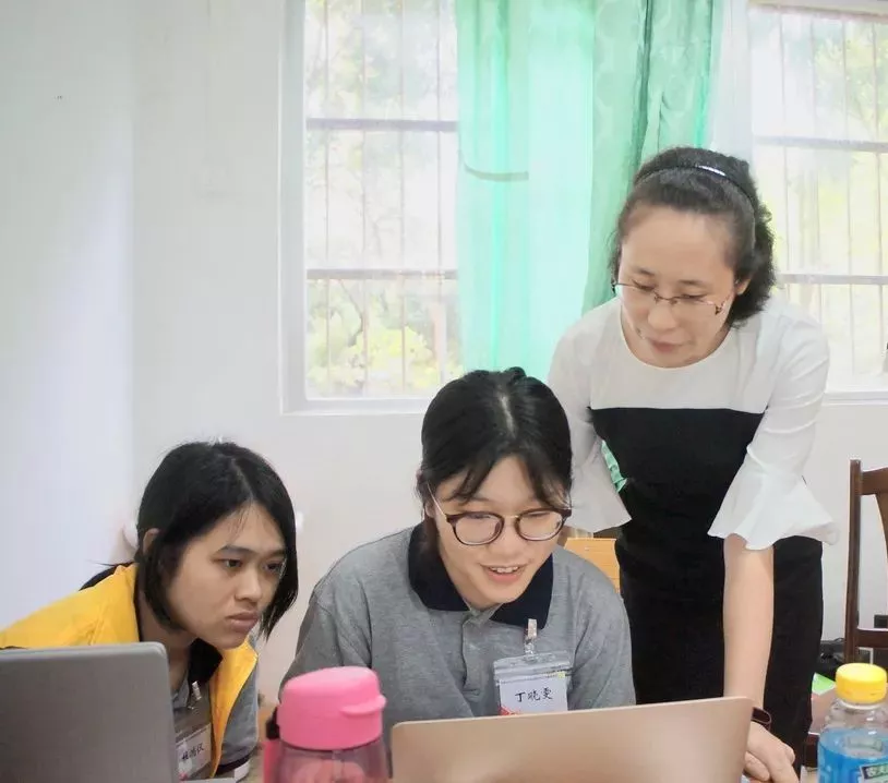 历史文化学院团委书记陈启萍老师来到实践地指导工作