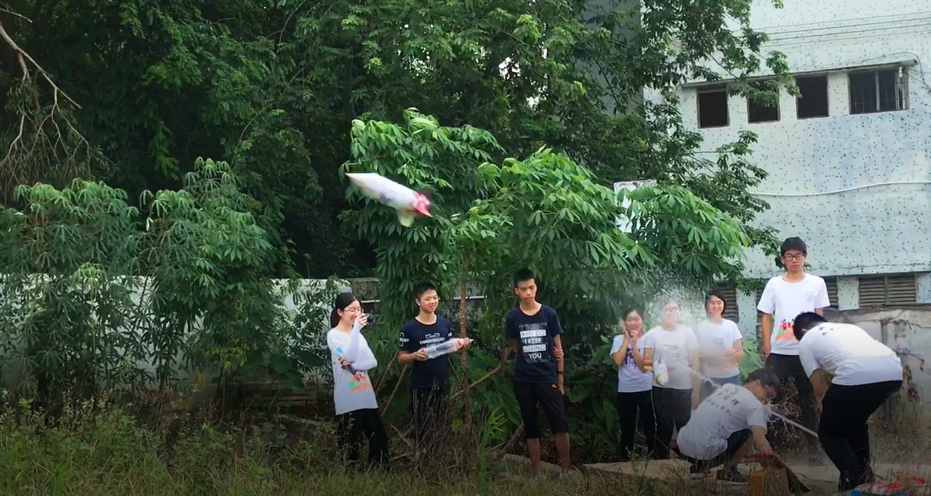 图四：同学们发射水火箭.png