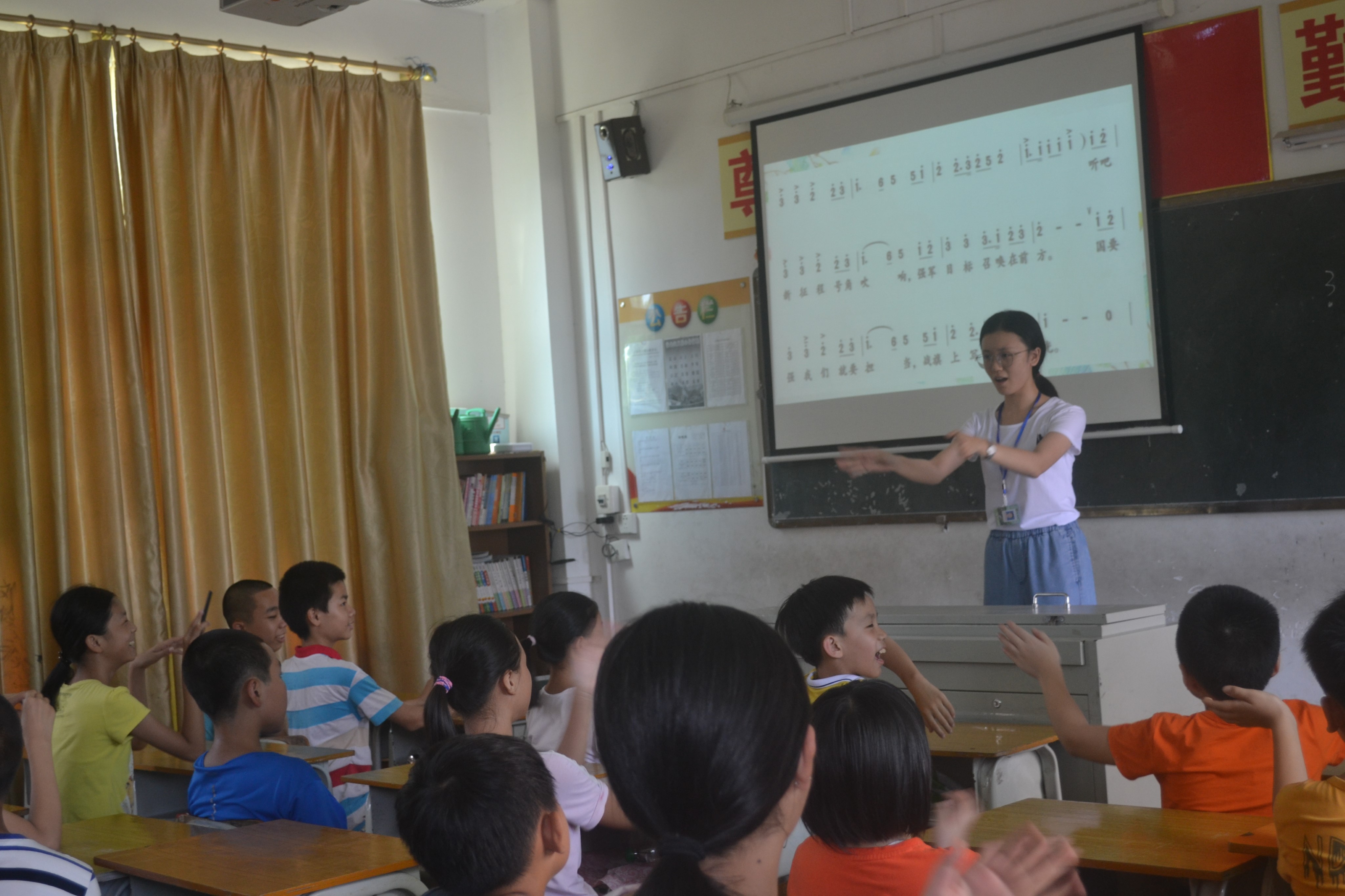 齐盼强军梦，共筑家国情 ——华师文院团委联合物电学院团委烁风队《强军战歌》 及《国家》手语教学课堂顺利开展