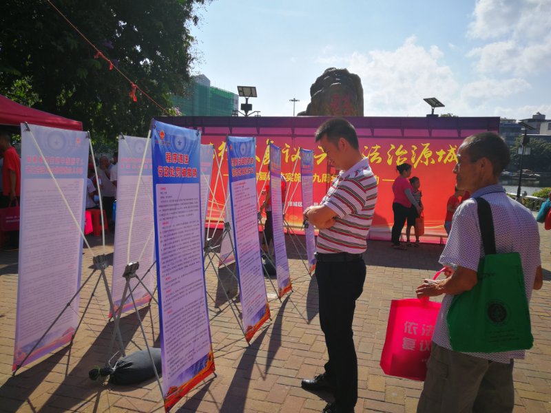 湖边榕树下，藏法密语中