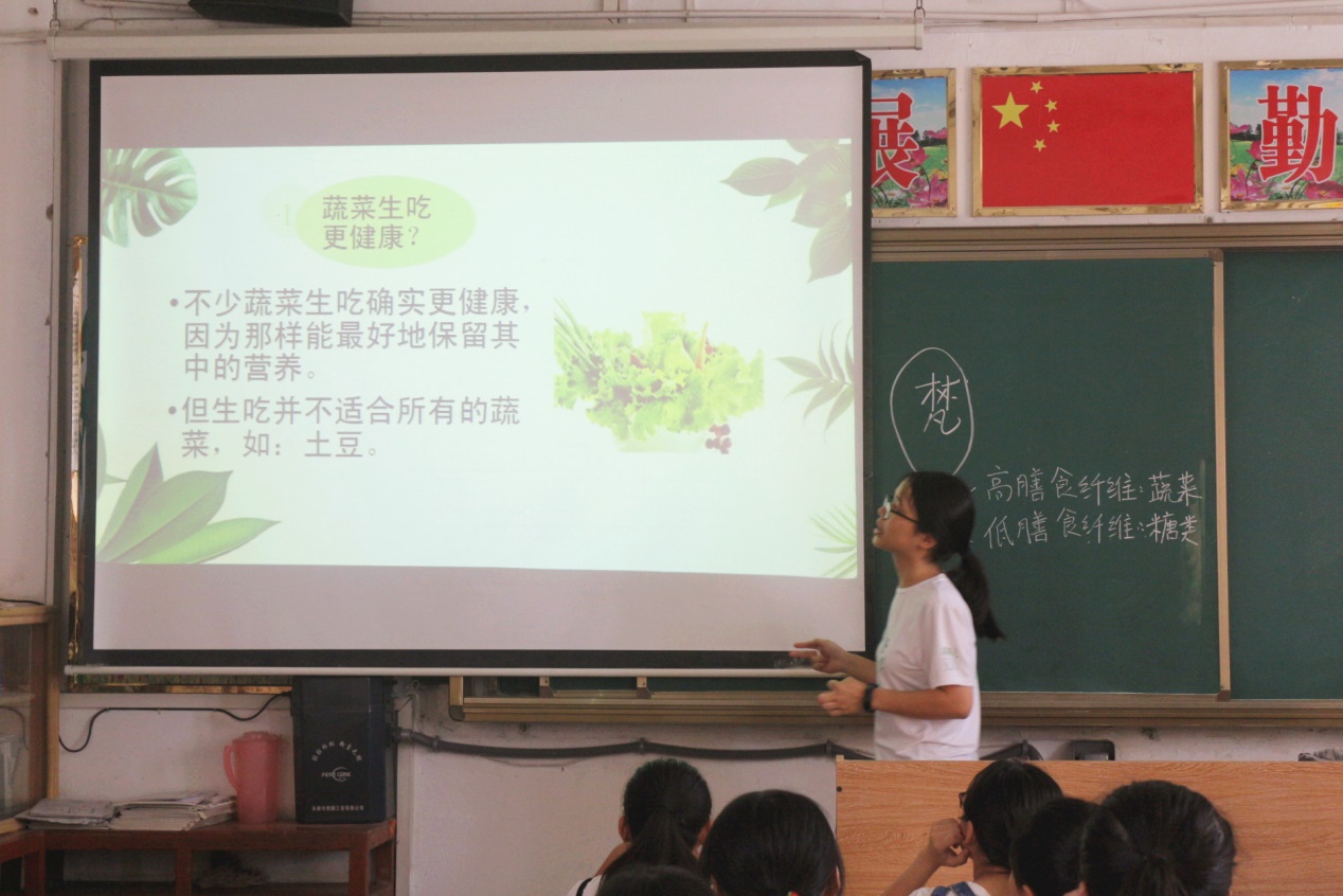 图2.老师正在讲解关于健康饮食的流言之一：蔬菜生吃更健康？.jpg