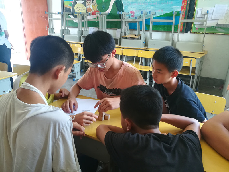 图3.学生们正在利用小木方块搭建立体三视图的实物模型.jpg