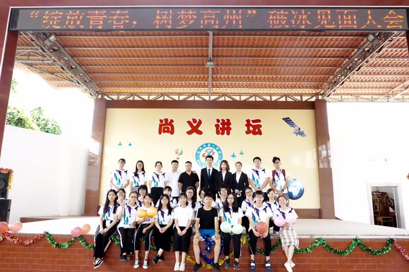 04工作人员合照.jpg