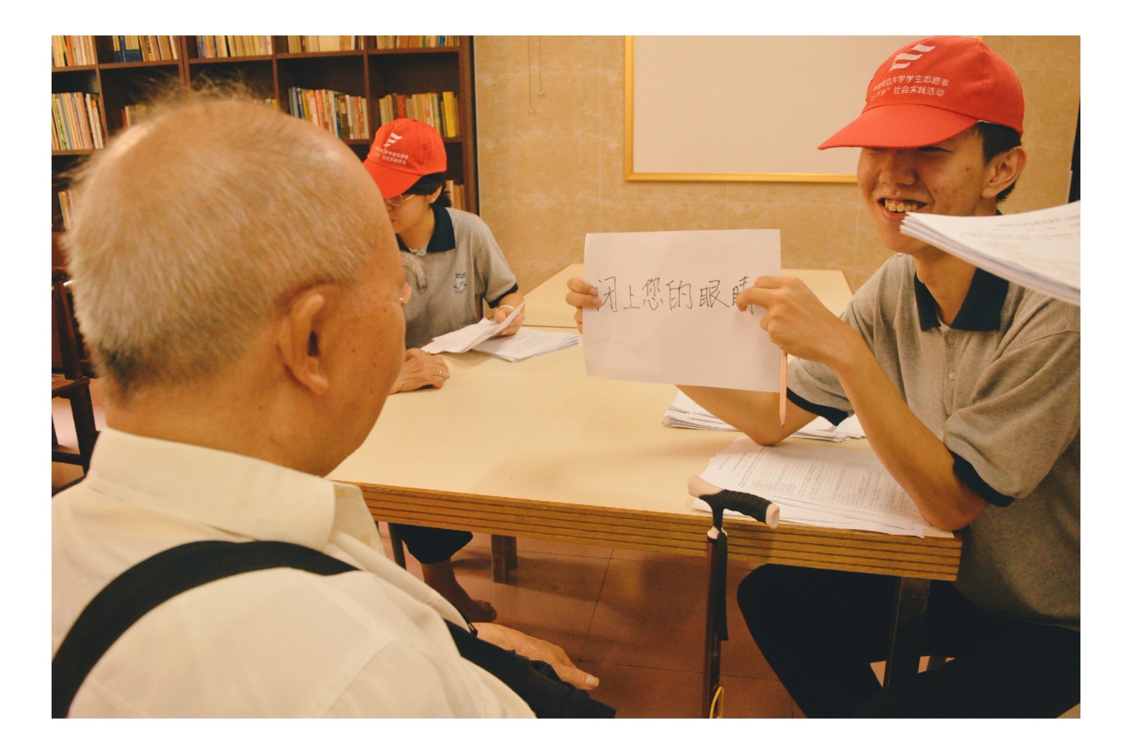 它满怀的热情洋溢，对他们温情似海 ——心院有一枚甜甜的暖太阳（三）