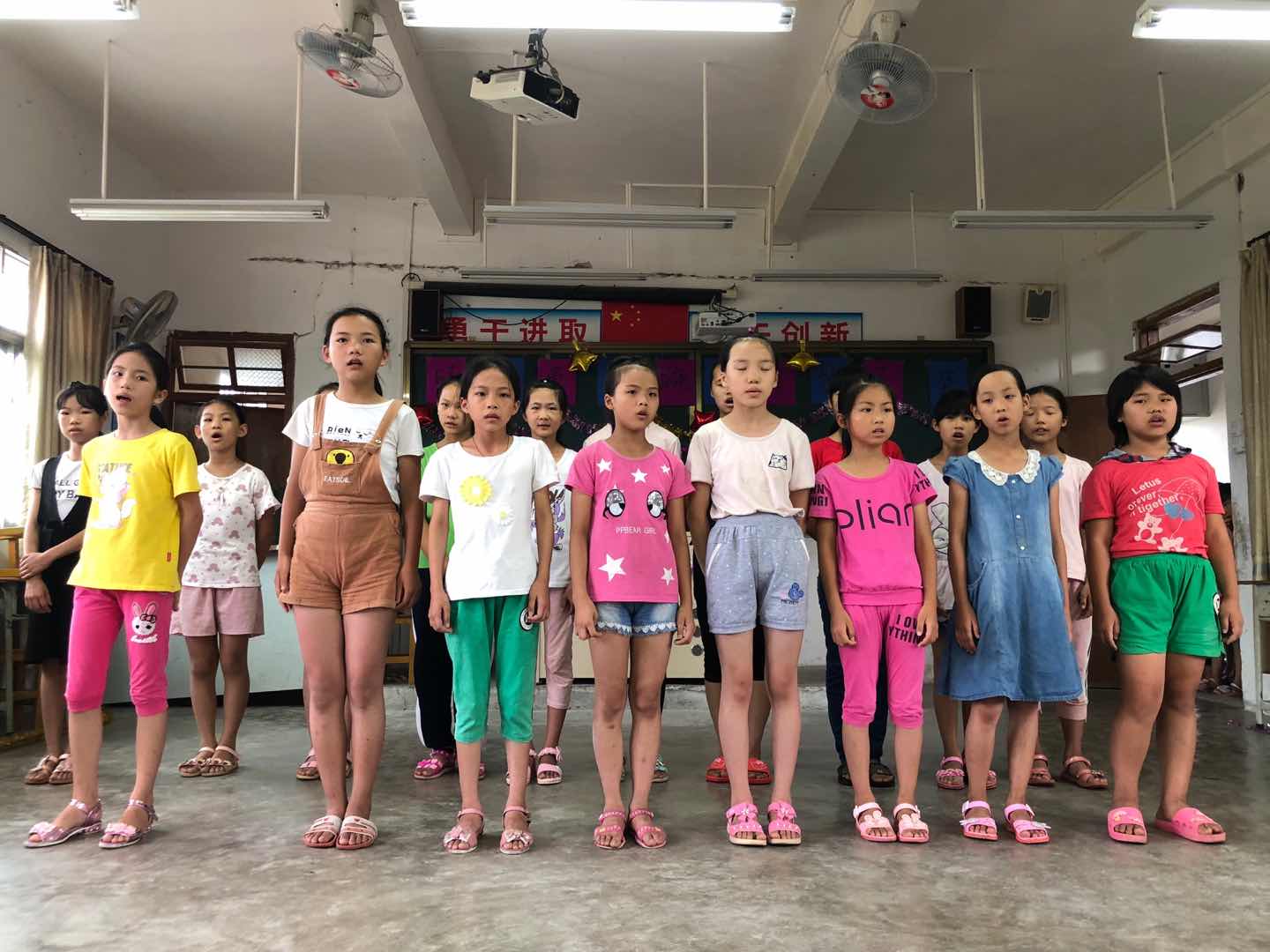 图2 小班班歌表演.jpg