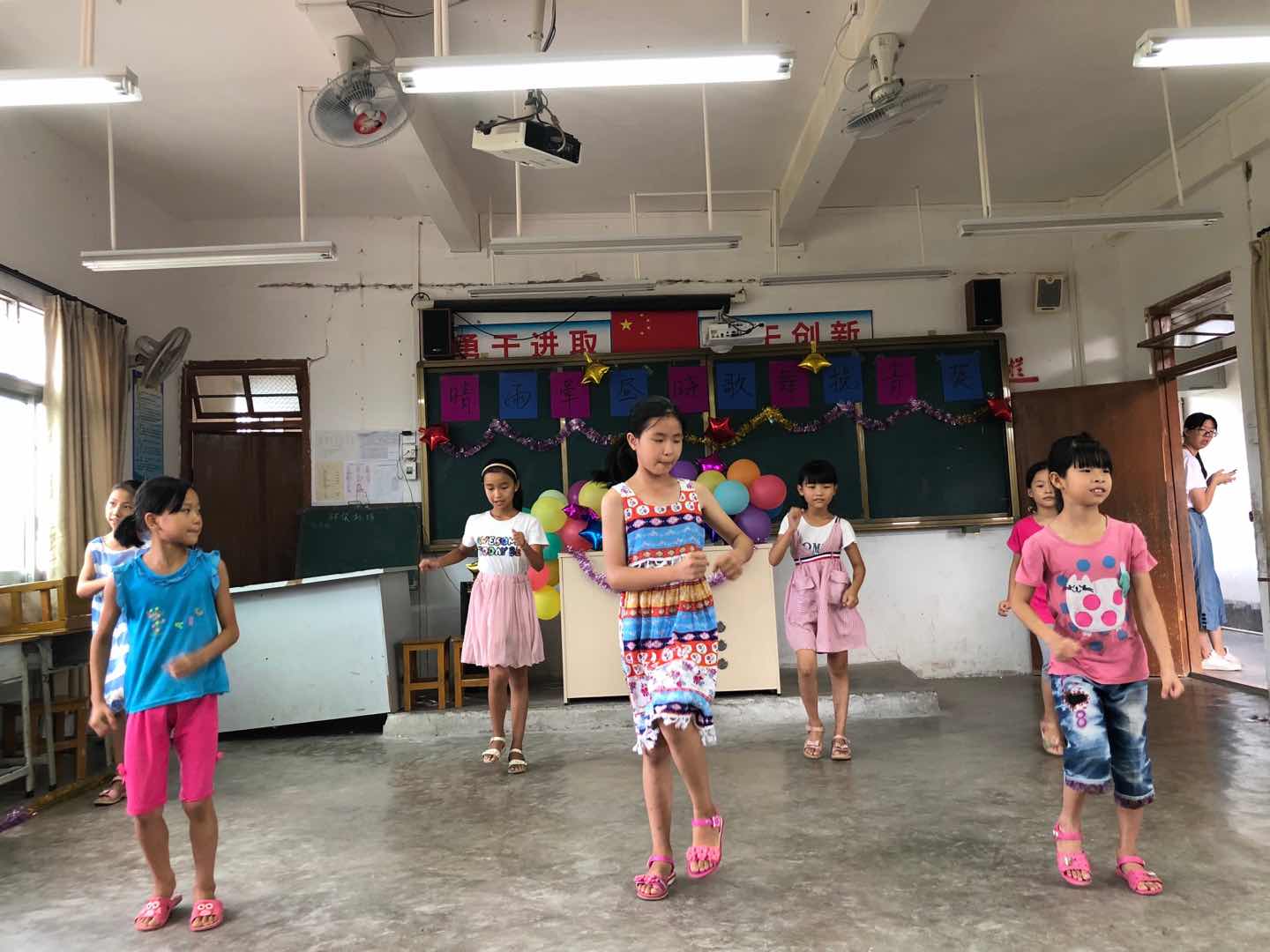 图3 《一年级》舞蹈表演.jpg