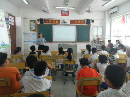 图一：李英嫦给同学们讲心理小知识_meitu_1.jpg